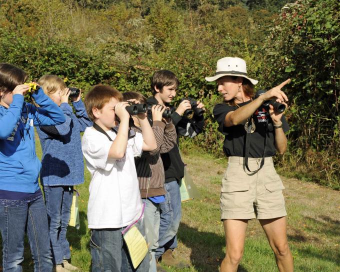 kids-look-for-birds-with-their-binoculars-680x5441